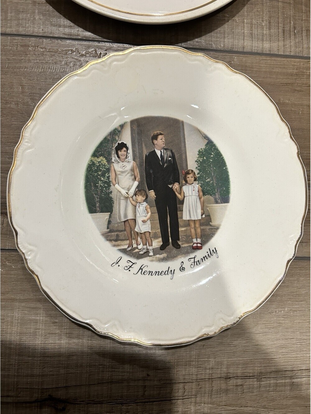 RARE JFK AND FAMILY PLATE  John JACKIE PRESIDENT 1960s.